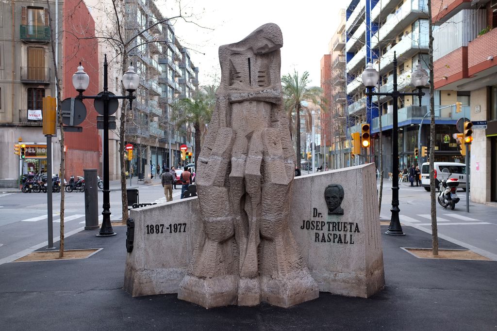 Monument al Doctor Josep Trueta de Josep Ricart. Part frontal