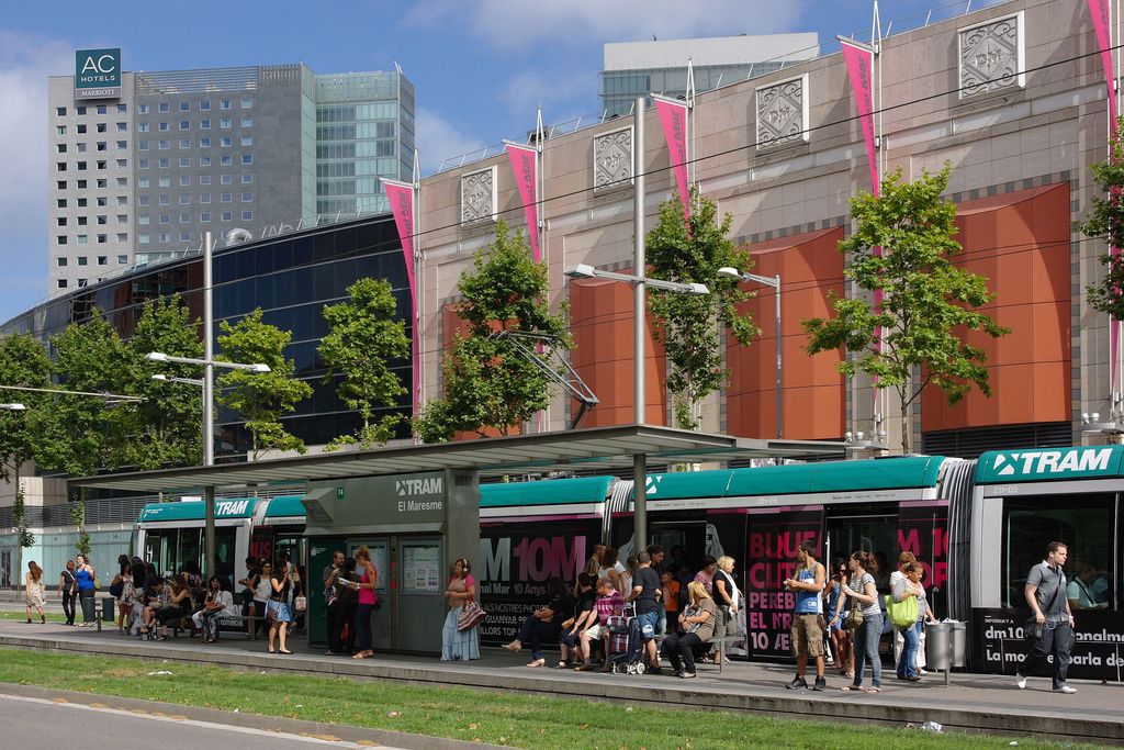 Parada del tramvia davant del centre comercial Diagonal Mar