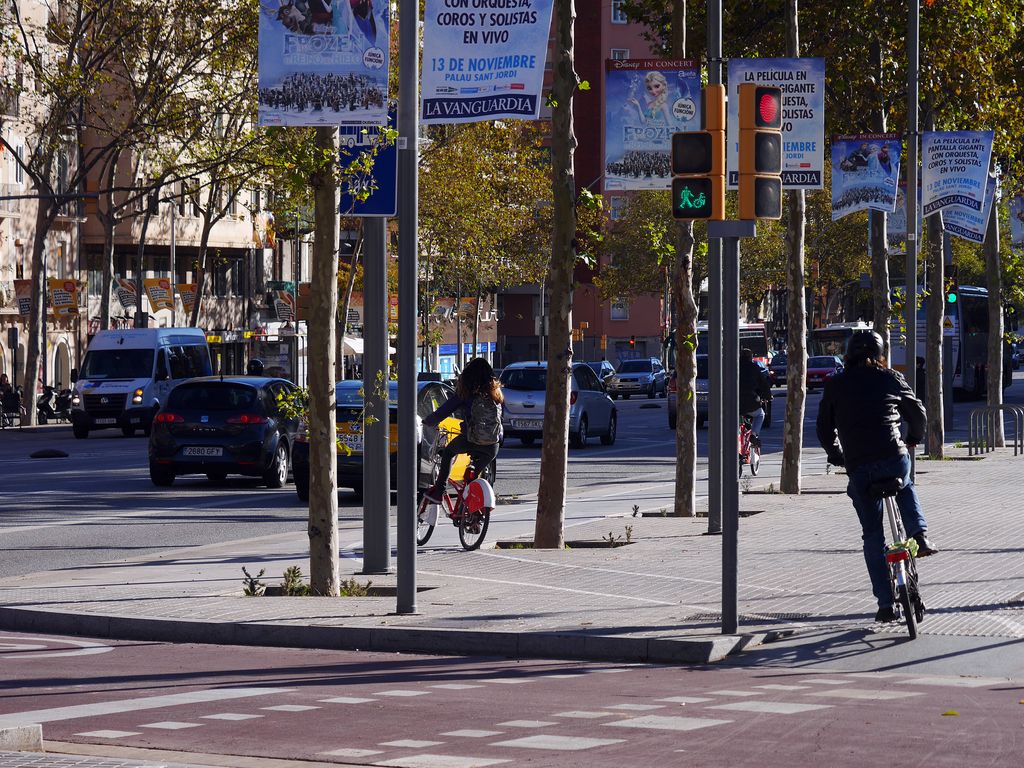 Avinguda Meridiana, tram entre els carrers de València i de Las Navas de Tolosa (cantó mar). Circulació