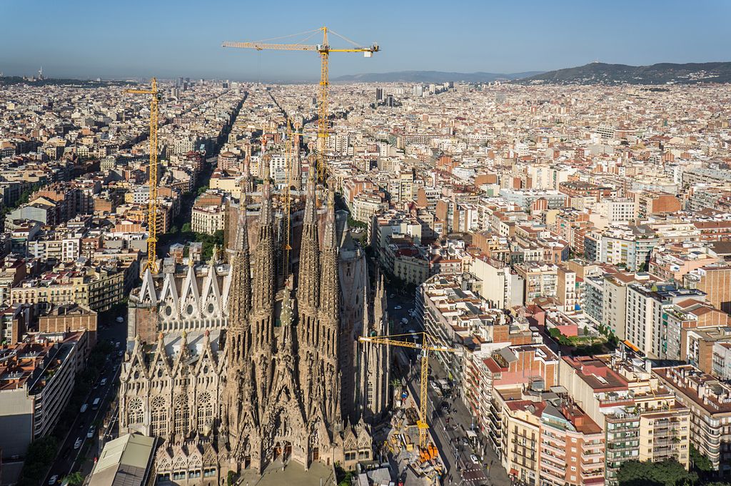 Sagrada Família. Façana del Naixement i vistes de Barcelona