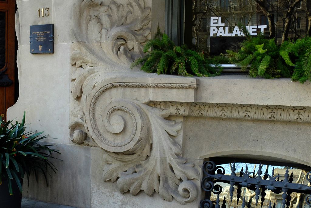 El Palauet. Detalls escultòrics de la part inferior de la façana