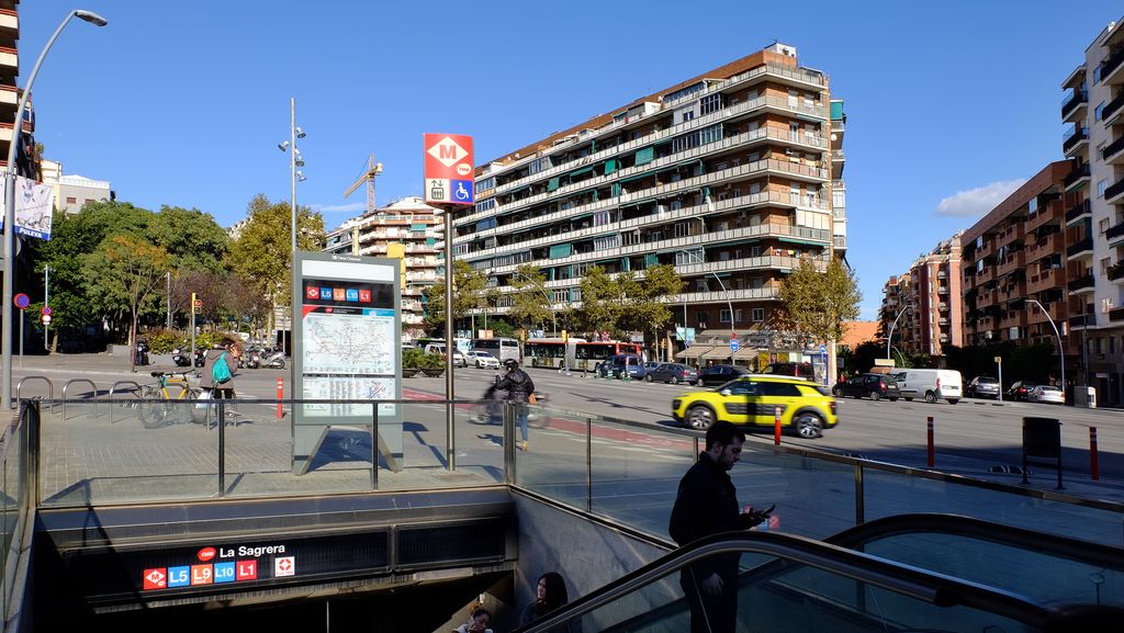 Avinguda Meridiana, tram entre els carrers de Las Navas de Tolosa i de Felip II (cantó muntanya). Entrada al metro Sagrera