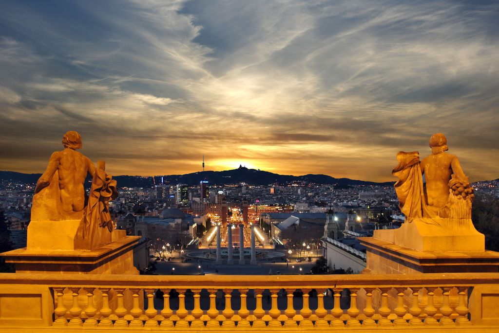 Vista de Barcelona des del MNAC a la muntanya de Collserola al capvespre