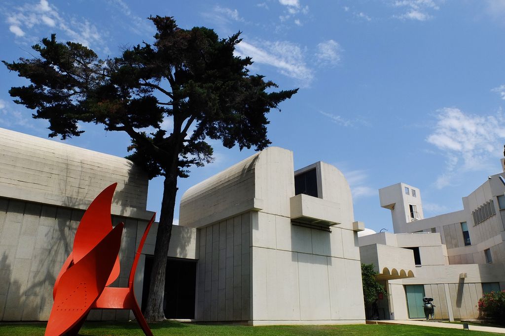 Fundació Joan Miró i escultura 4 ales d'Alexander Calder