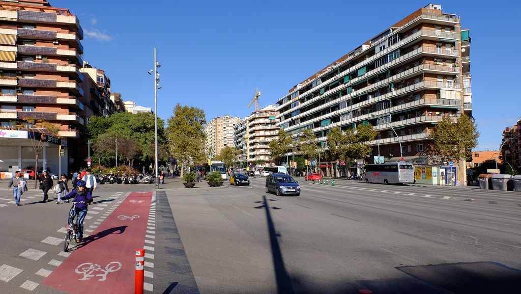 Avinguda Meridiana, tram central entre els carrers de Las Navas de Tolosa i de Felip II. Cruïlla amb carril bici