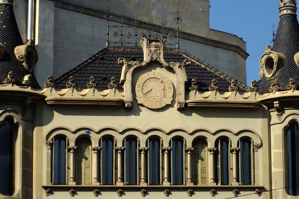 Casa Pérez Samanillo. Cornisa amb l'emblema del Cercle Eqüestre