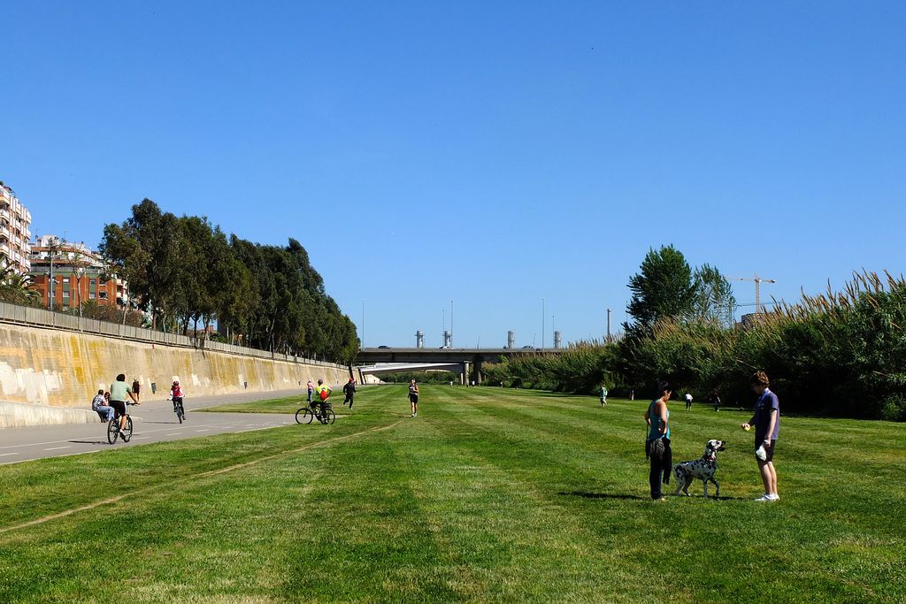 Llera del riu Besòs. Ciclistes i vianants