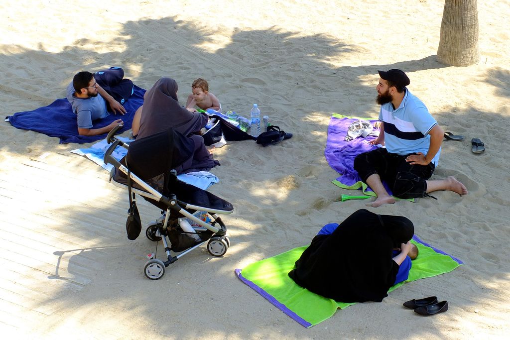 Famílies musulmanes a la platja