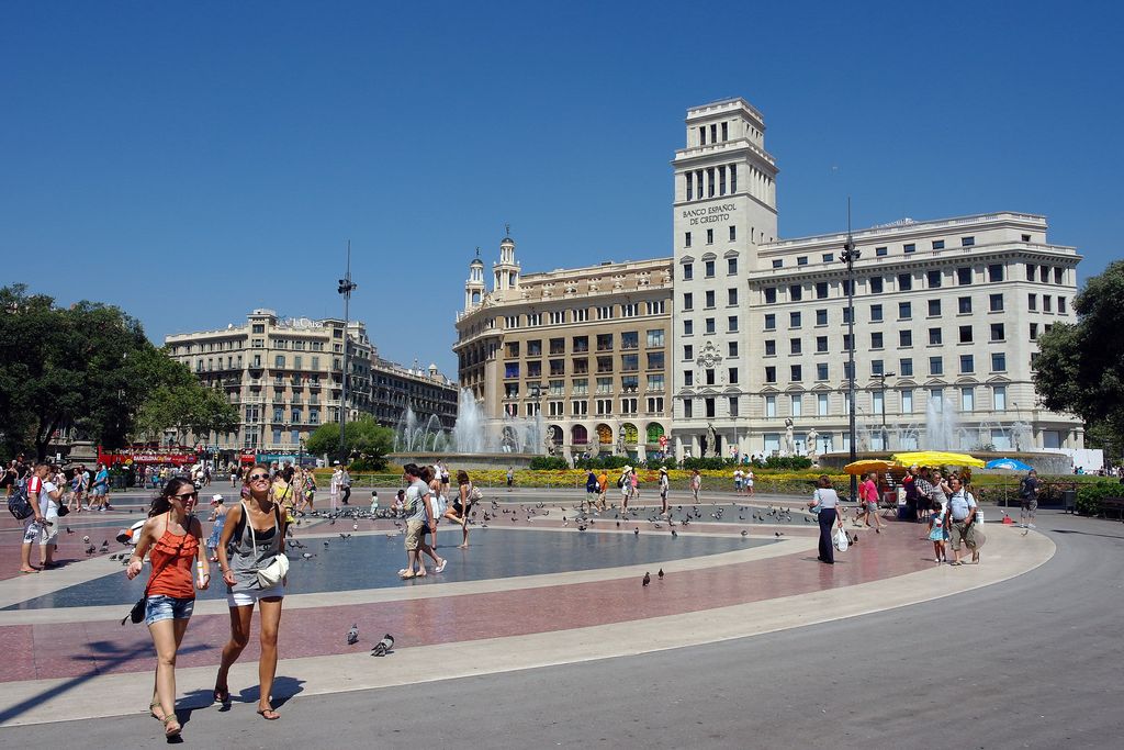 Plaça de Catalunya. Turistes passejant pel centre de la plaça