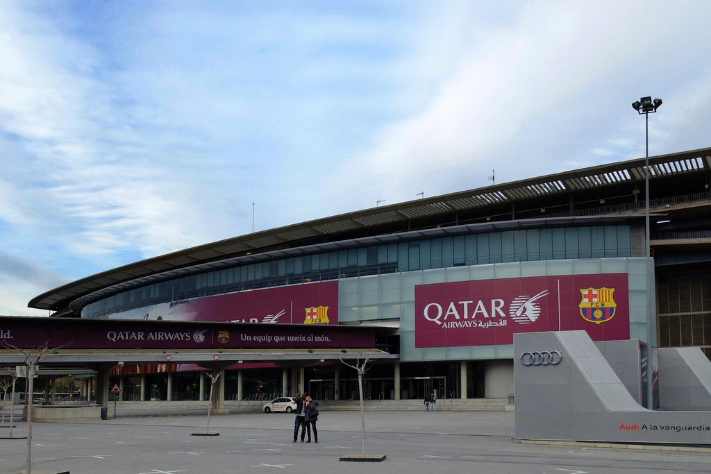 Camp Nou Façana amb un cartell d'un patrocinador