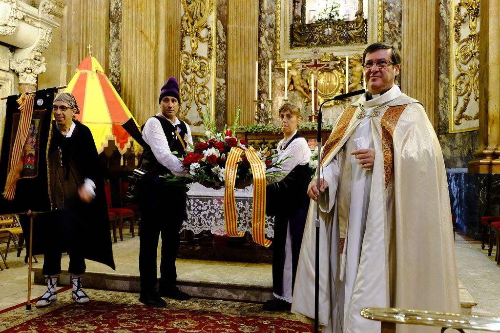 La Mercè 2016. Ofrena dels trabucaires a l'interior de la basílica de la Mercè