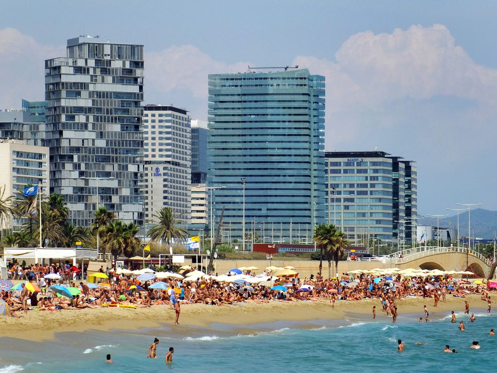 Banyistes a la platja de la Mar Bella