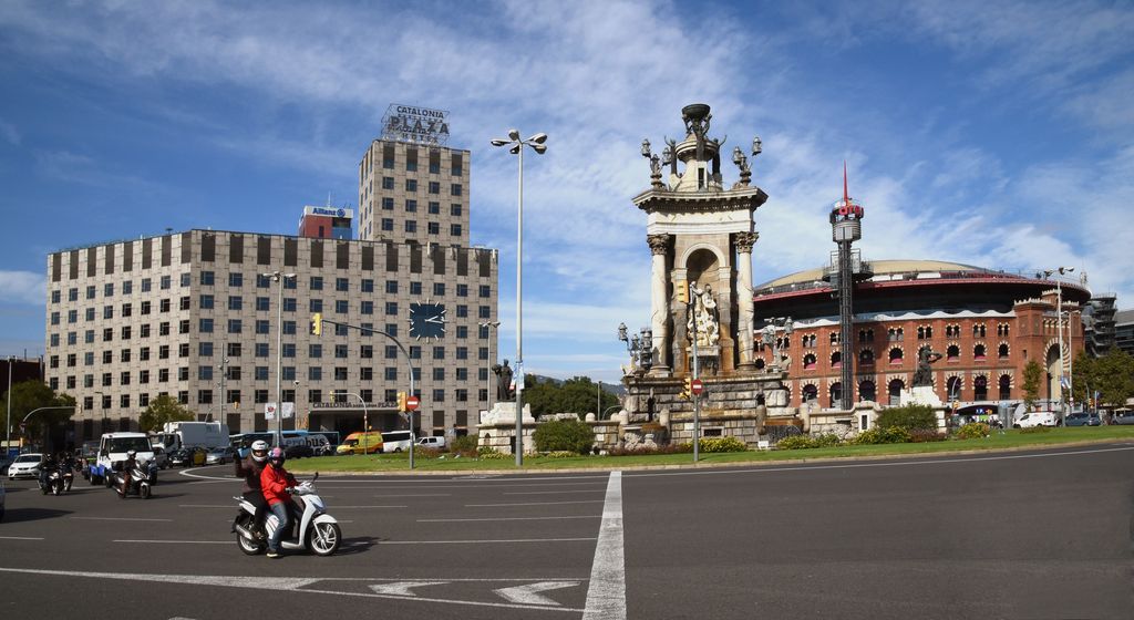 Plaça d'Espanya amb la Font dels Tres Mars,  l'Hotel Plaza i el centre comercial Les Arenes