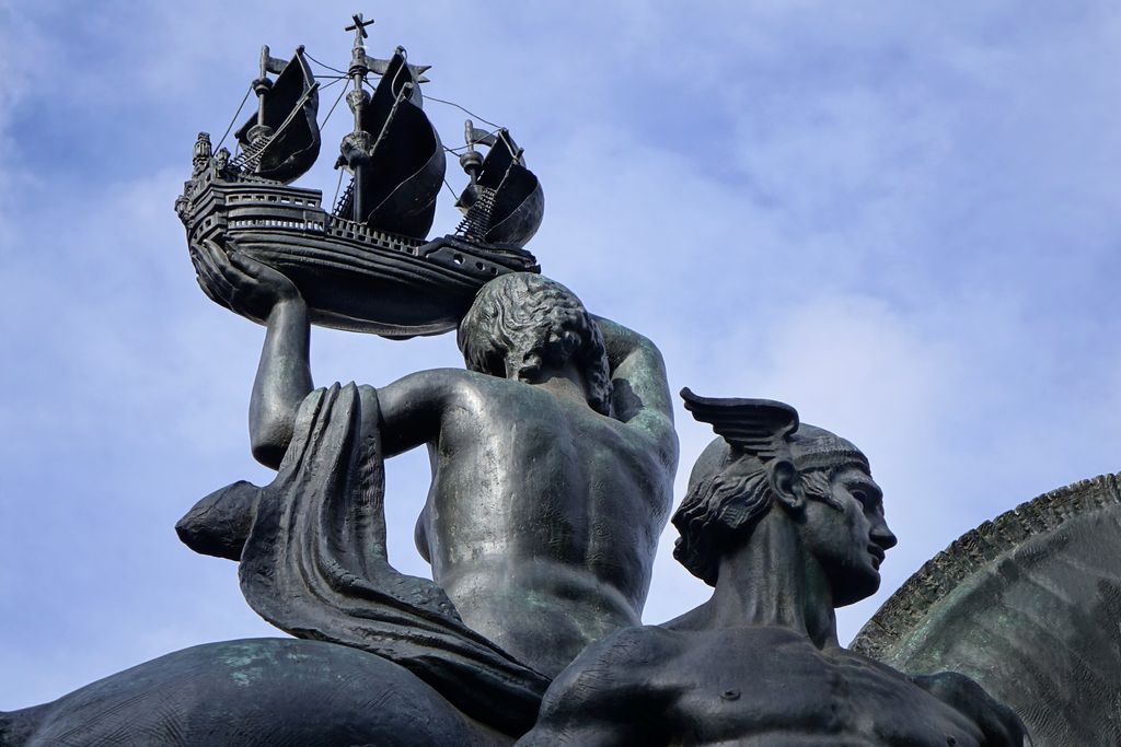 Escultura Barcelona, de Frederic Marès. Hermes i esquena de la dona