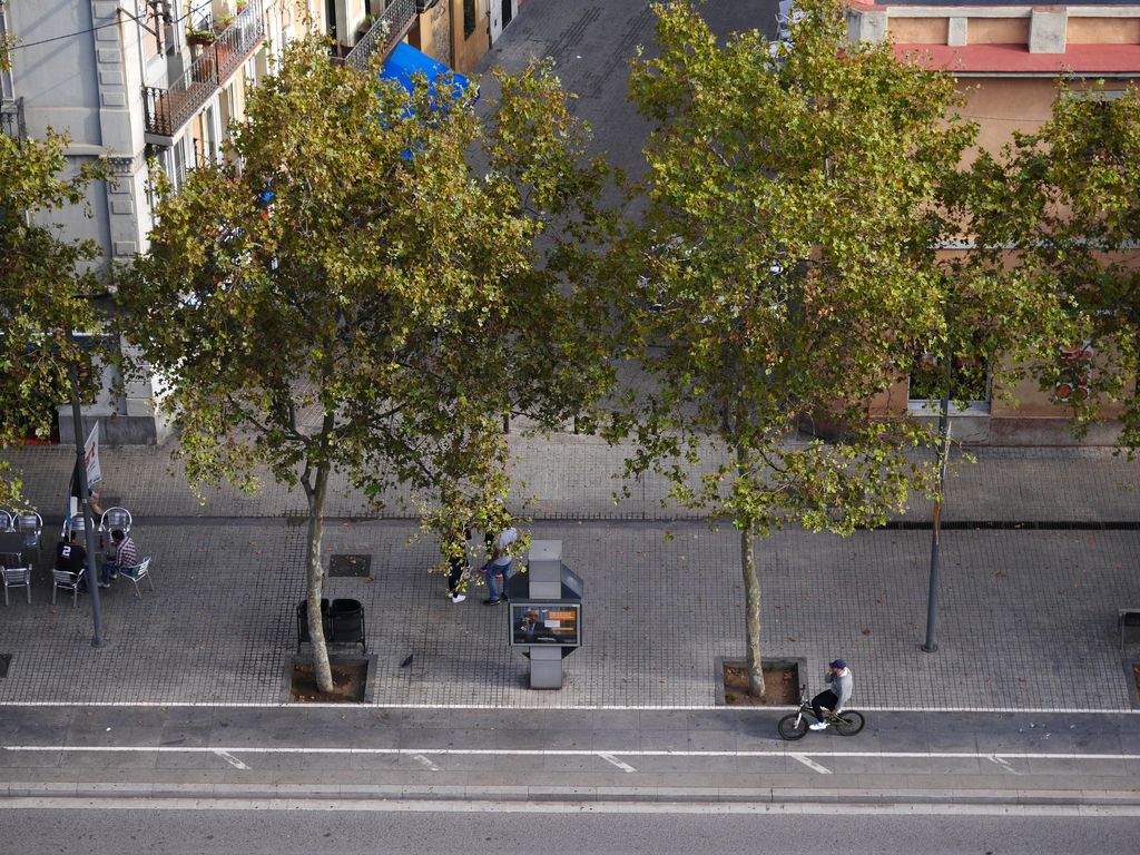 Avinguda Meridiana, tram entre els carrers de València i de Las Navas de Tolosa. Vorera amb una cabina telefònica