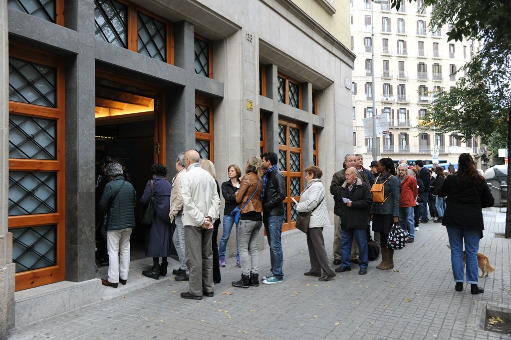 Consulta del 9N. Cues fora del col·legi per poder votar