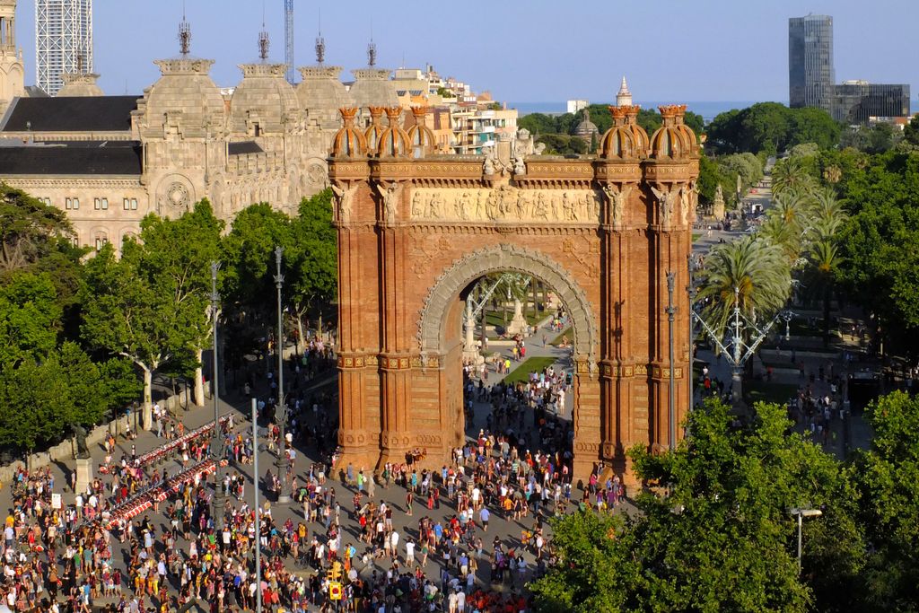 Rua del Futbol Club Barcelona. Seguidors concentrats a l'Arc de Triomf