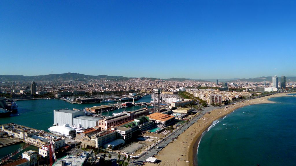 Vista panoràmica del litoral amb el sector 2 del Port Vell