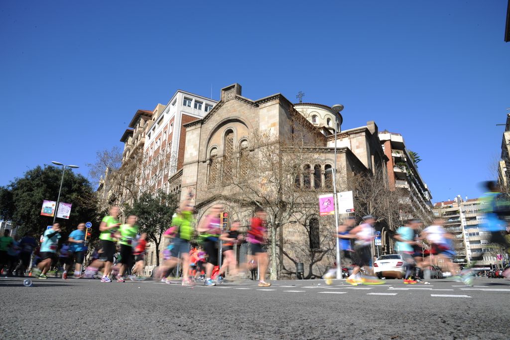 Marató de Barcelona 2015. Corredors passant per davant de l'església de la Mare de Déu del Carme