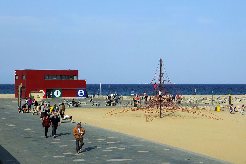 Platja de la Nova Icària. Zona de jocs infantils i caseta de serveis