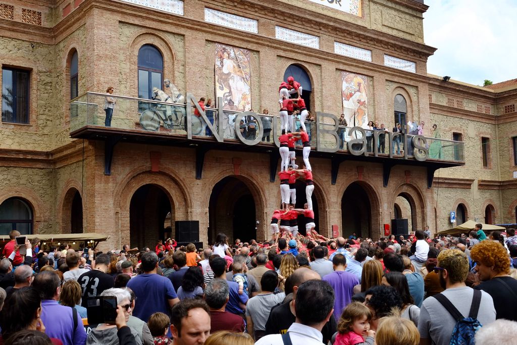 Fiesta Mayor de Nou Barris. Castells con la presencia de la Jove de Valls y los Castellers de Barcelona