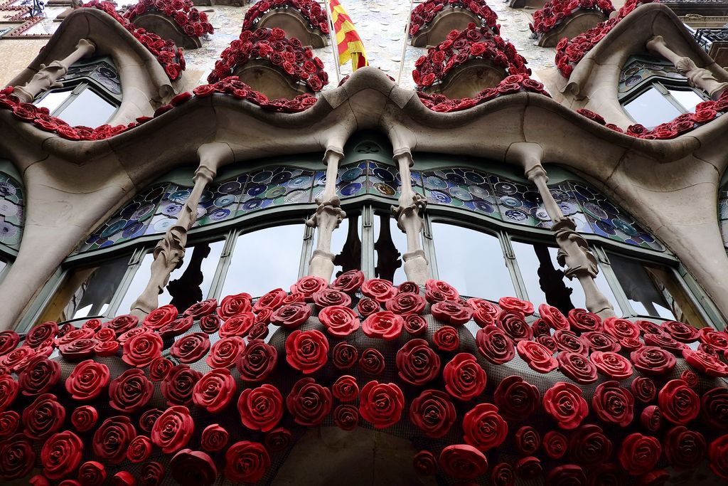 Diada de Sant Jordi 2014. Façana de la Casa Batlló decorada amb roses