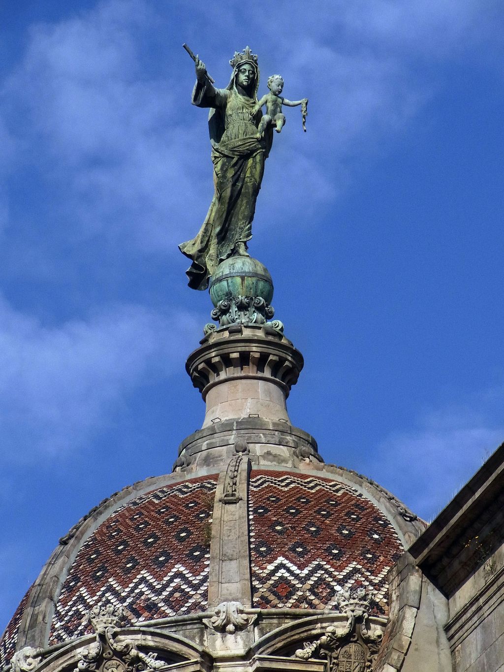 Basílica de la Mercè. Estàtua de la mare de Déu coronant la cúpula