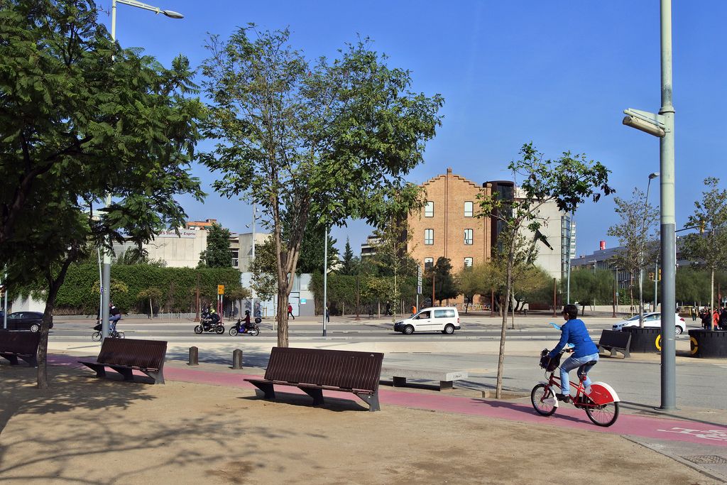 Avinguda Meridiana, tram central entre Glòries i el carrer de València. Carril bici prop de la Farinera del Clot