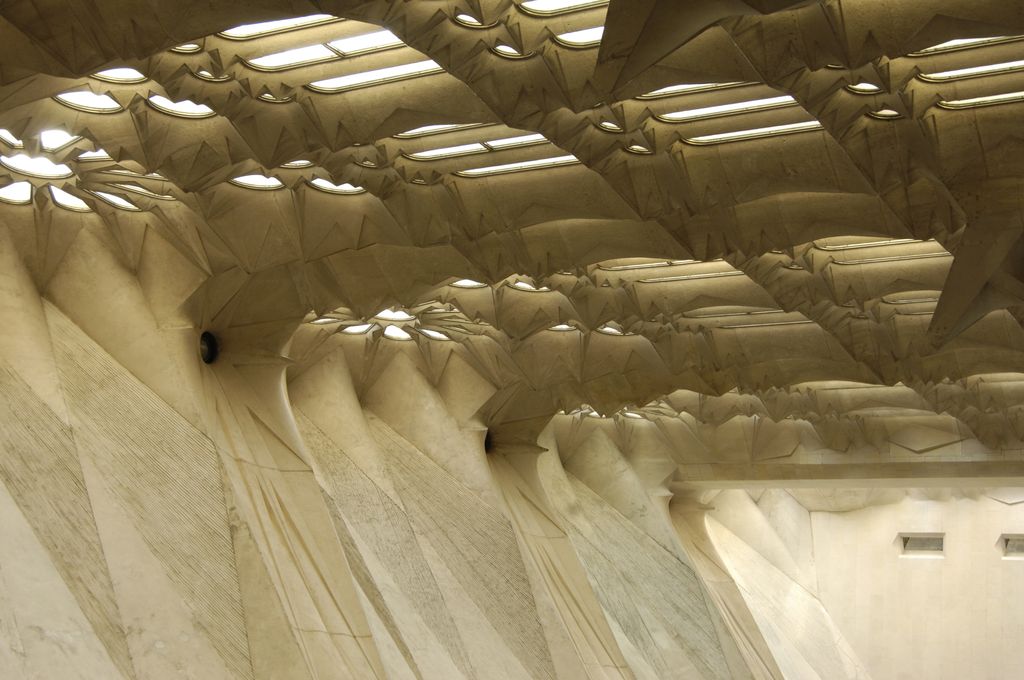 Sagrada Família. Interior del sostre d'una nau lateral abans de la col·locació dels vitralls