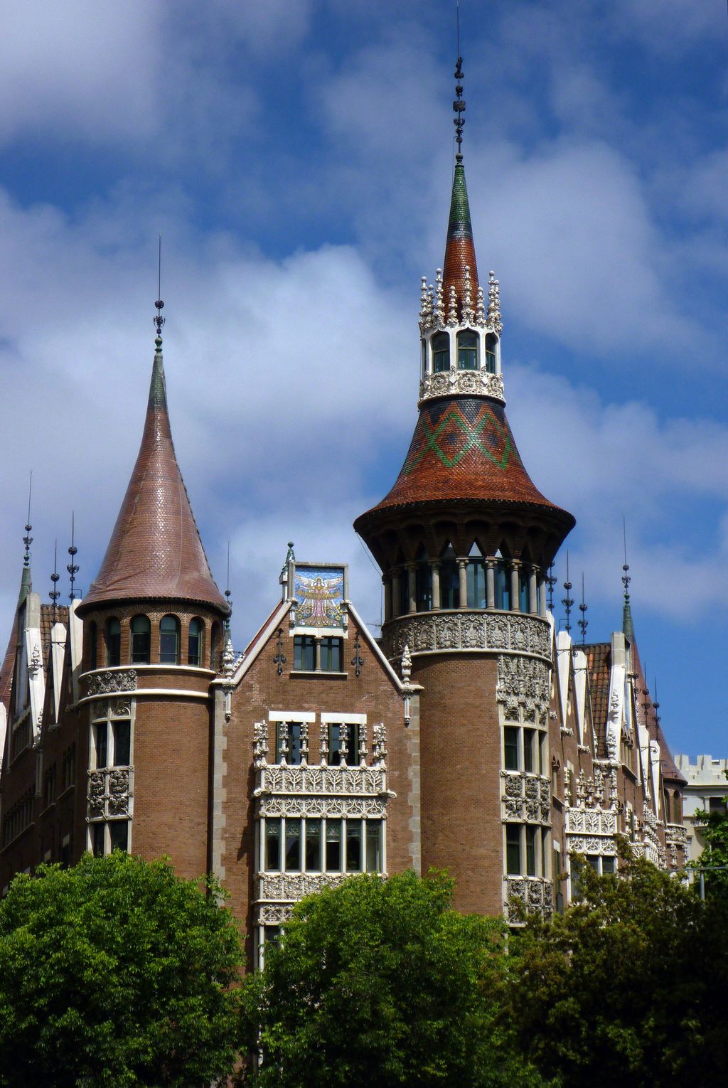 Casa Terrades - Casa de les Punxes. Part superior de la façana