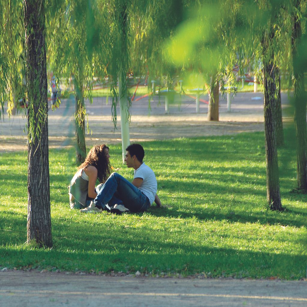 Parc del Centre del Poblenou. Parella a la gespa