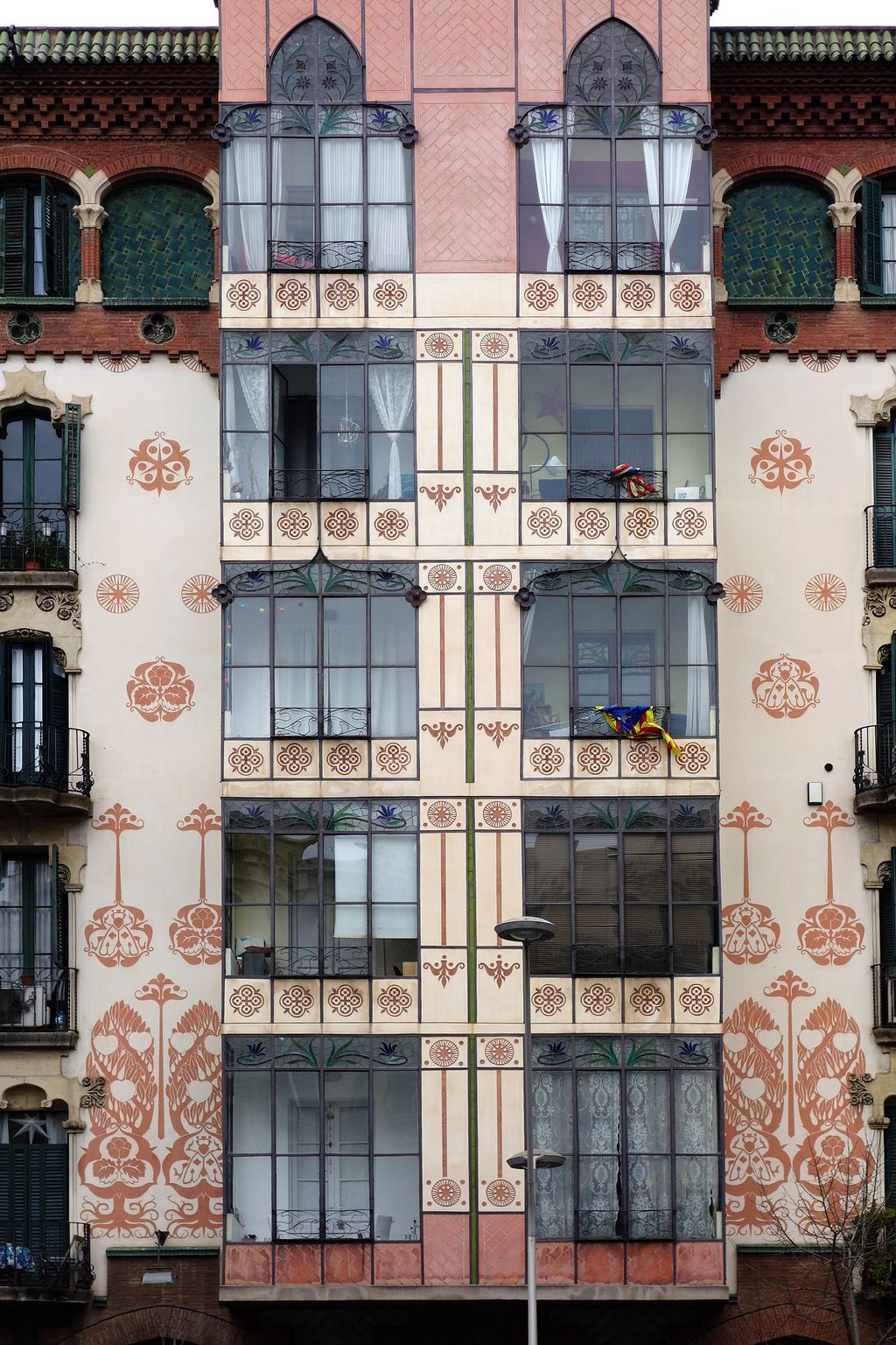 Casa Llopis Bofill. Detall central de la façana amb una tribuna