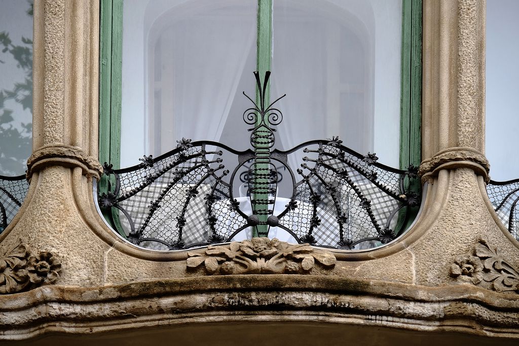 Casa Ramos. Barana de ferro forjat amb forma de papallona