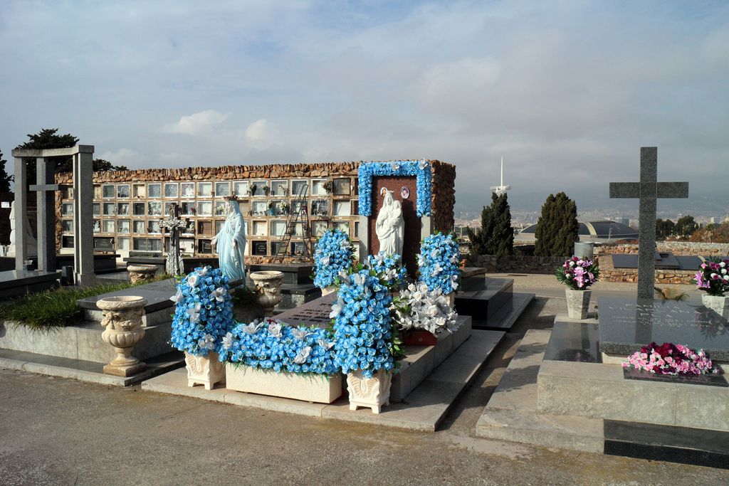 Cementiri de Montjuïc.  Zona amb tombes al terra i nínxols.