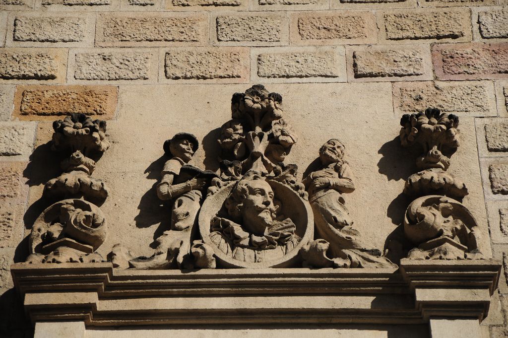 Diputació de Barcelona - Casa Serra. Detall del bust de Cervantes en un relleu d'ornamentació d'una finestra