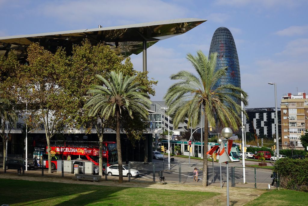 Avinguda Meridiana, tram entre Ciutadella i plaça de les Glòries Catalanes. Autobús turístic pel Mercat dels Encants