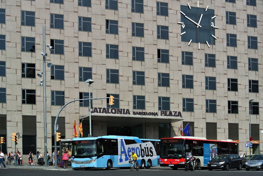 Aerobús recollint passatgers davant del Catalonia Barcelona Plaza