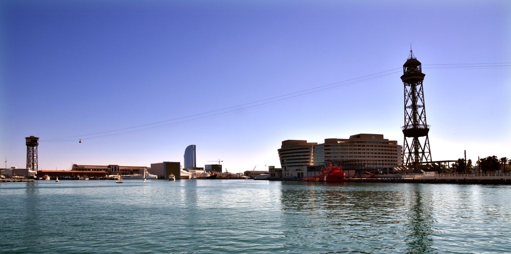 Port de Barcelona amb les torres del telefèric,  l'edifici del World Trade Center i l'Hotel W