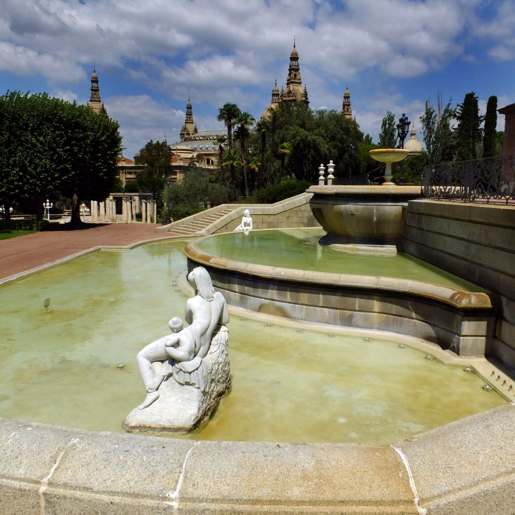 Palauet Albéniz. Font amb escultures