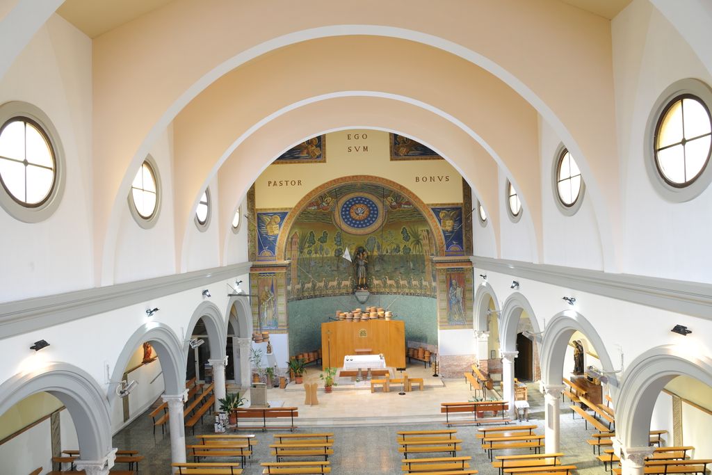Interior de la iglesia del Bon Pastor vista desde el coro
