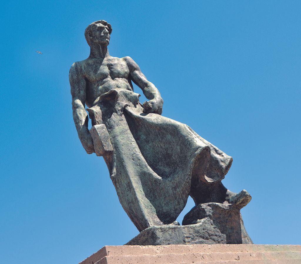 Escultura El forjador de Josep Llimona a la plaça de Catalunya