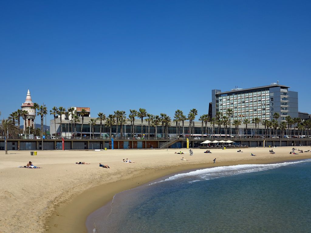 Hospital del Mar, Torre de les Aigües i platja del Somorrostro