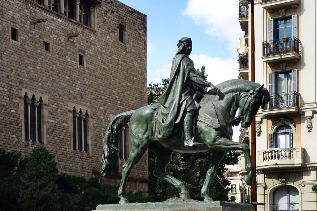 Plaça de Ramon Berenguer el Gran amb l'escultura eqüestre del comte