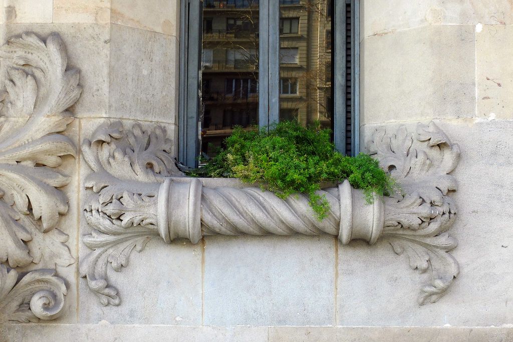 El Palauet. Detall escultòric d'una de les finestres