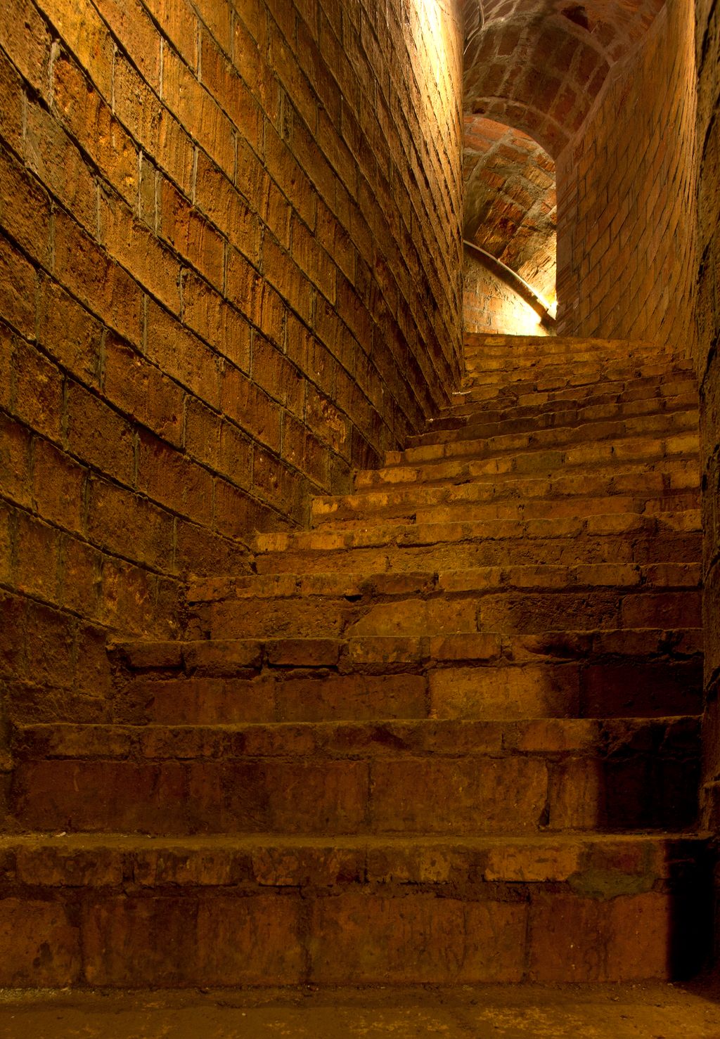 Refugio de la plaza del Diamant. Escaleras
