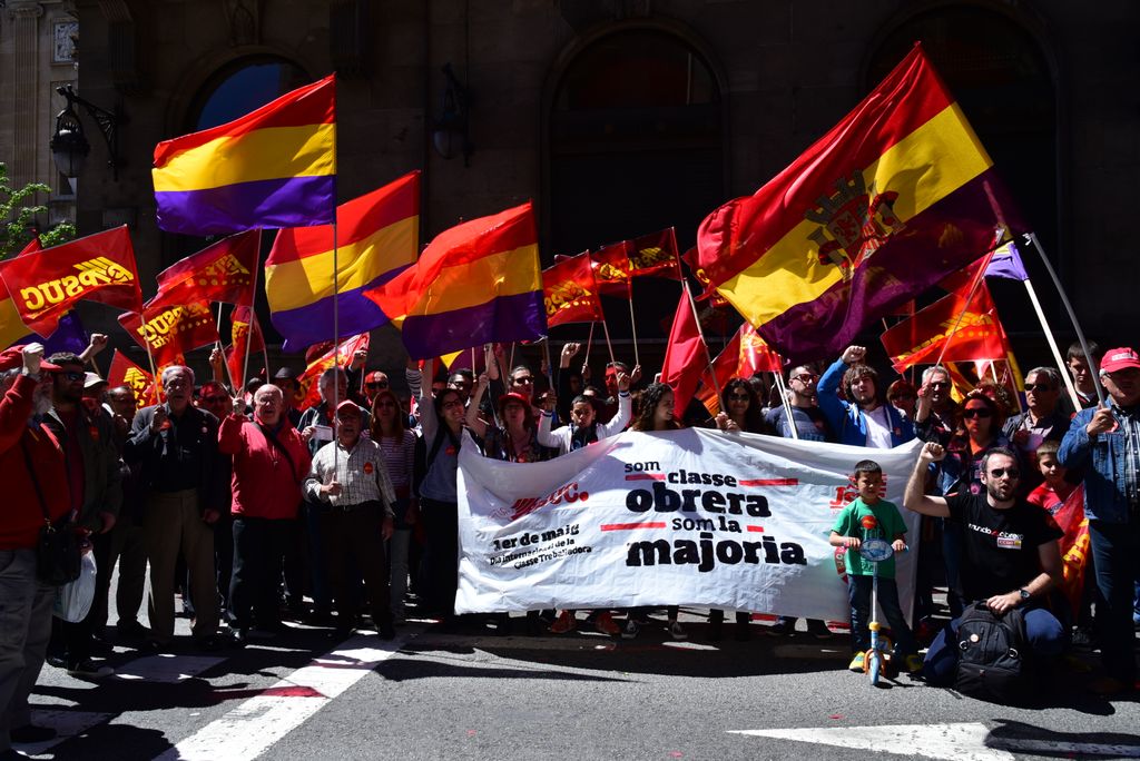 Dia Internacional dels Treballadors. Manifestació. Participants amb banderes republicanes