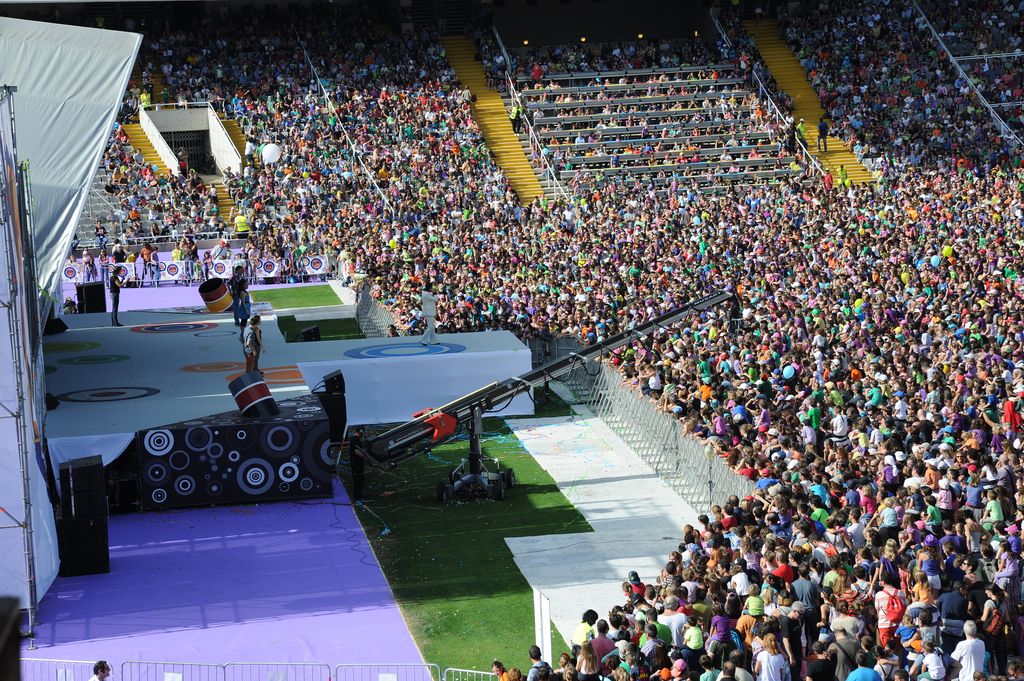 La Festa dels Súpers. Públic a la pista i grades davant l'escenari