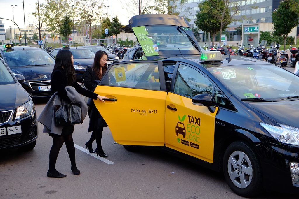 Smart City Expo World Congress 2014. Congressistes en un taxi