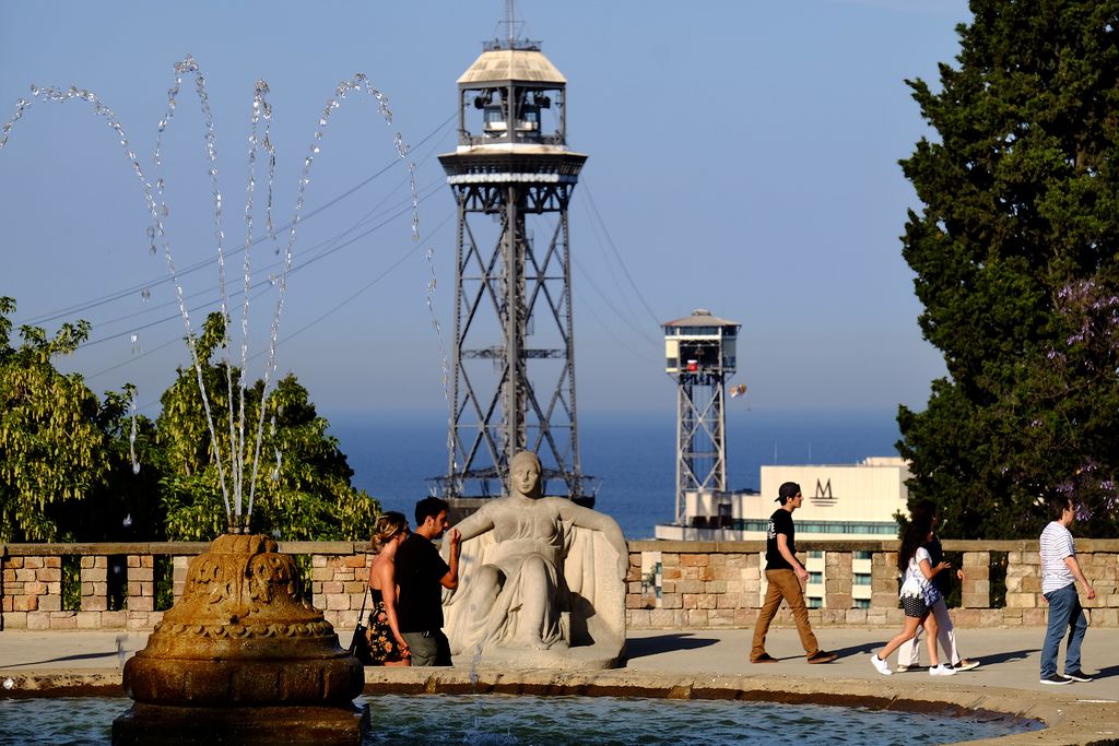 Torres del telefèric des del Mirador del Poble-sec amb l'escultura La serenitat