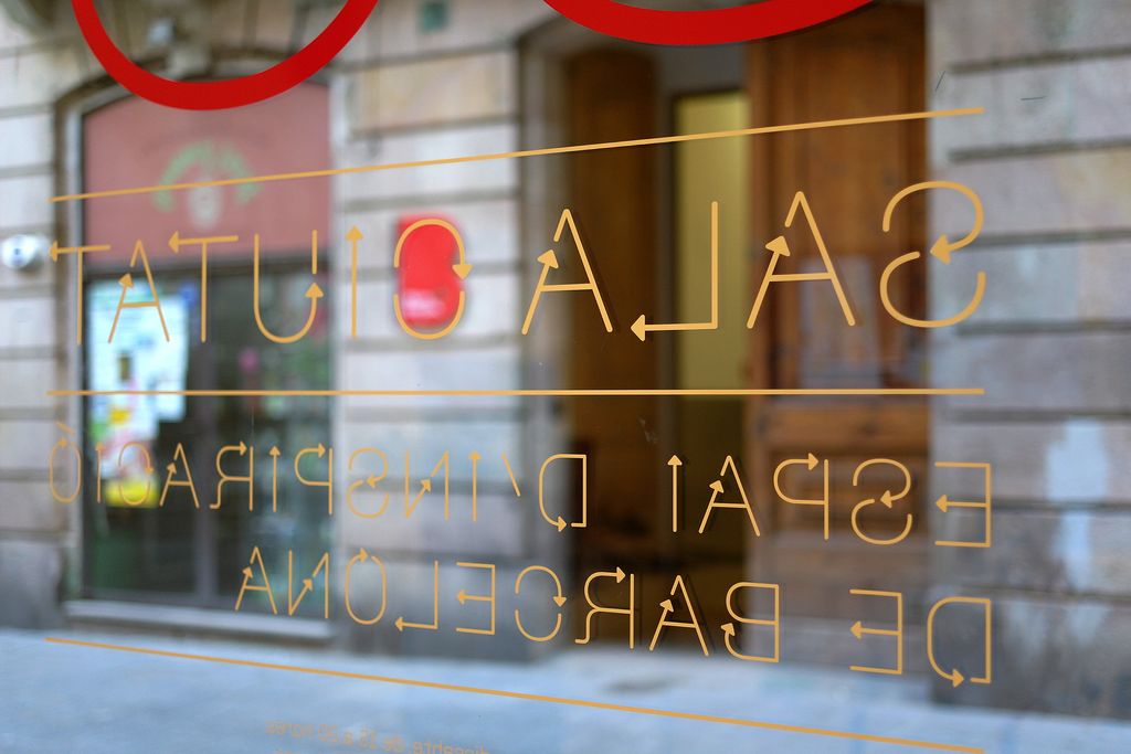 Sala Ciutat, espai d'inspiració de Barcelona. Retolació